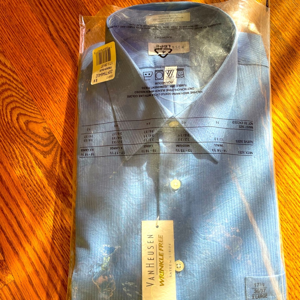 Van Heusen designer men blue wrinkle free dress shirt. Size XL. New.